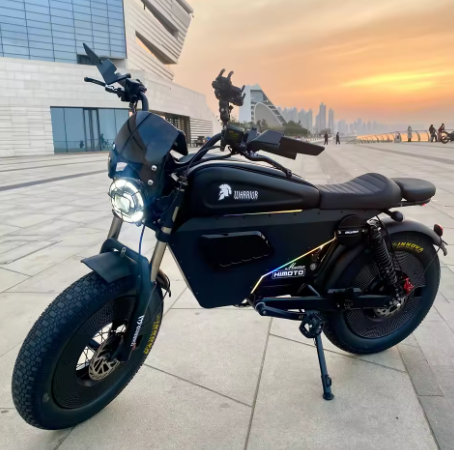 黑色勇士越野電動摩托車，配備LED燈、3000W馬達、60V 45AH電池、最高時速90公里/小時、20吋輪胎