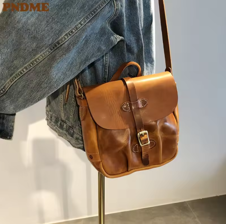 PNDME 男用奢華斜背包  材質：天然真皮、牛皮 風格：復古休閒 適用場合：戶外 顏色：棕色 特點：手工製作肩背包